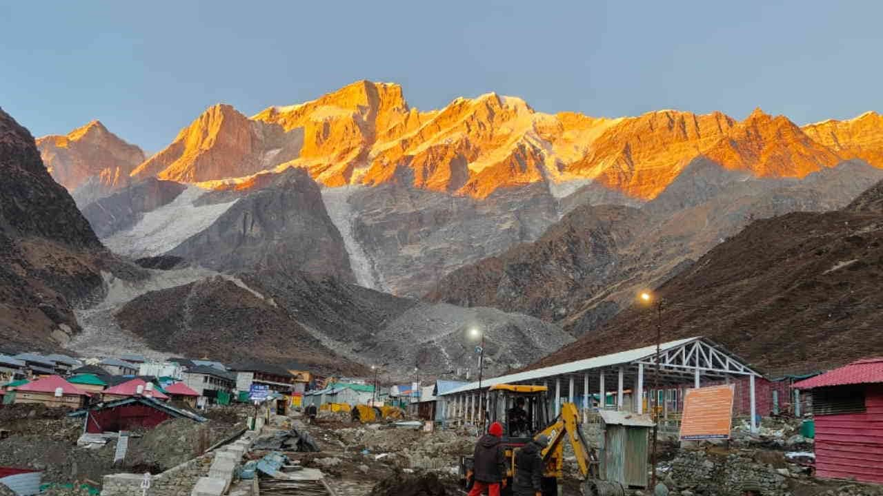 New Year Celebration in Himalayas More than five thousand tourists reached Auli Uttarakhand new year 2025