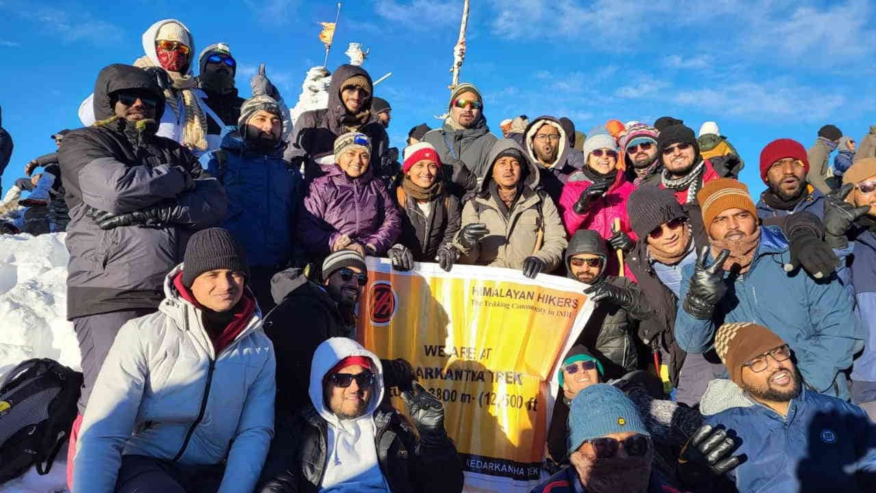 New Year Celebration in Himalayas More than five thousand tourists reached Auli Uttarakhand new year 2025