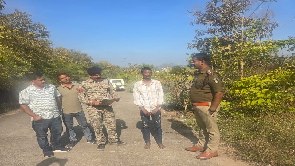 पुलिस की गिरफ्त में आरोपी