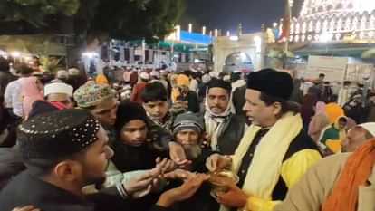 Ajmer News : उर्स से पहले ख्वाजा की दरगाह से संदल उतारकर तकसीम किया, उमड़ी जायरीनों की भीड़ Ajmer News: Before Urs, sandals were removed from Khwaja Dargah and distributed, crowd of pilgrims gathered