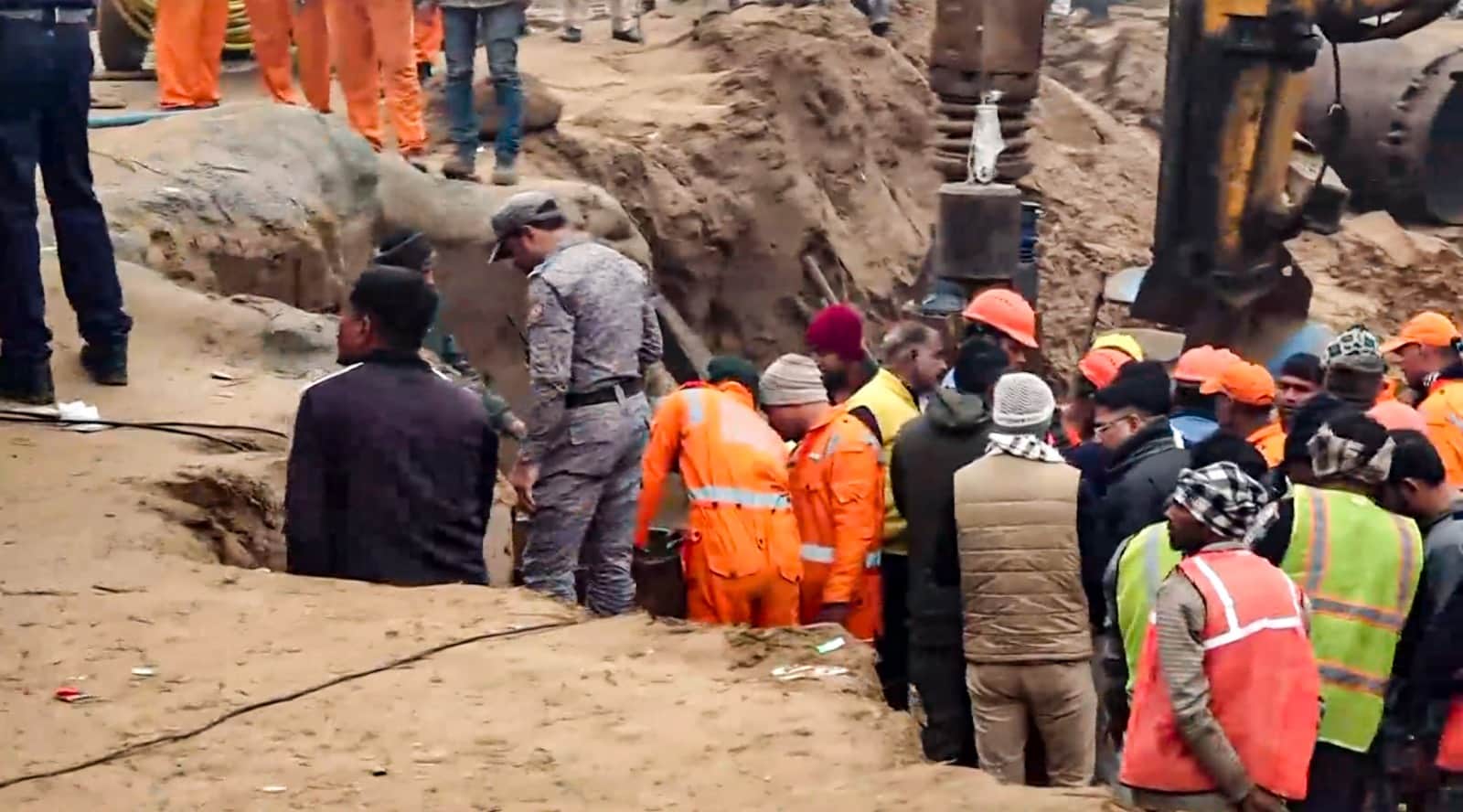 What was done to rescue Chetna who was trapped in the borewell?