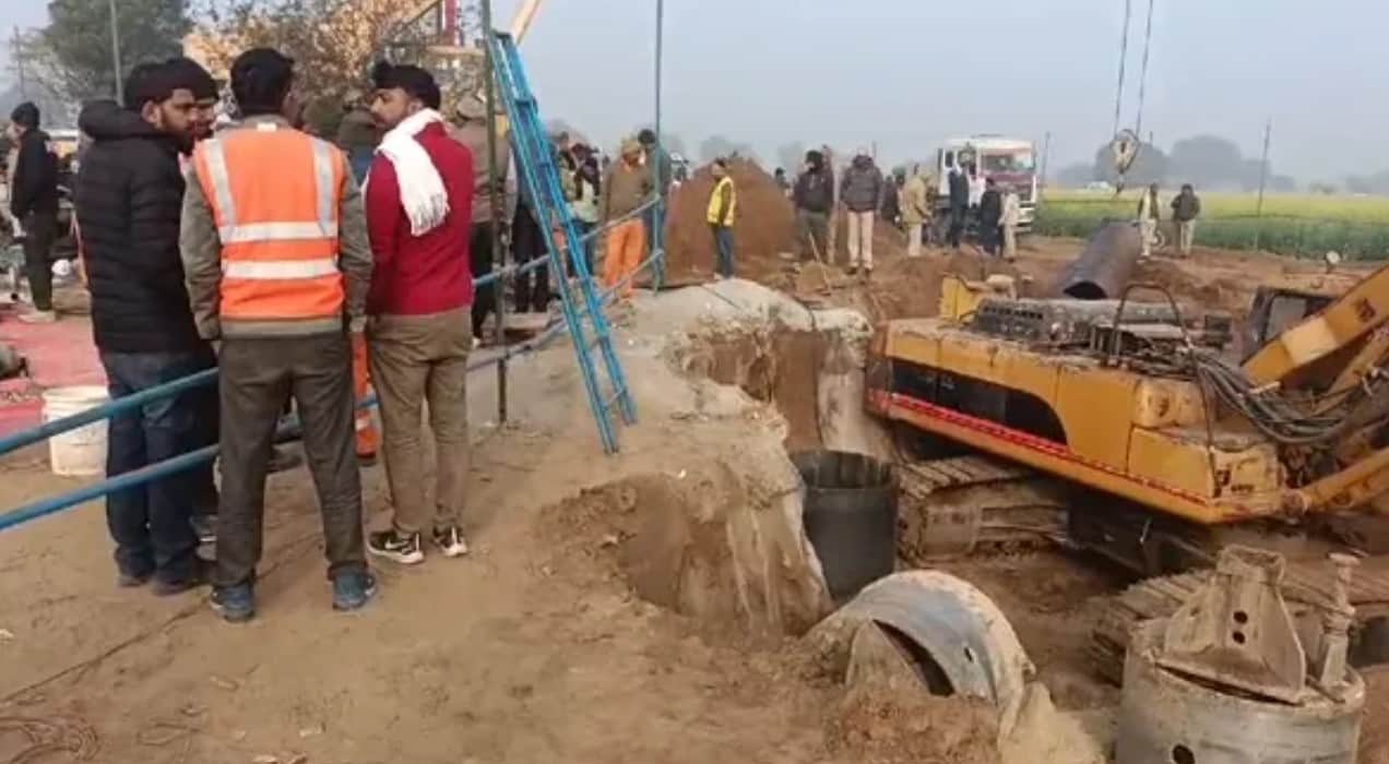 What was done to rescue Chetna who was trapped in the borewell?