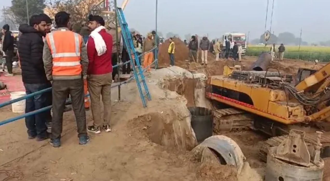 What was done to rescue Chetna who was trapped in the borewell?