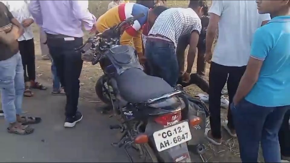 Two bikes collided head on three youths were injured sent to hospital for treatment in Janjgir Champa