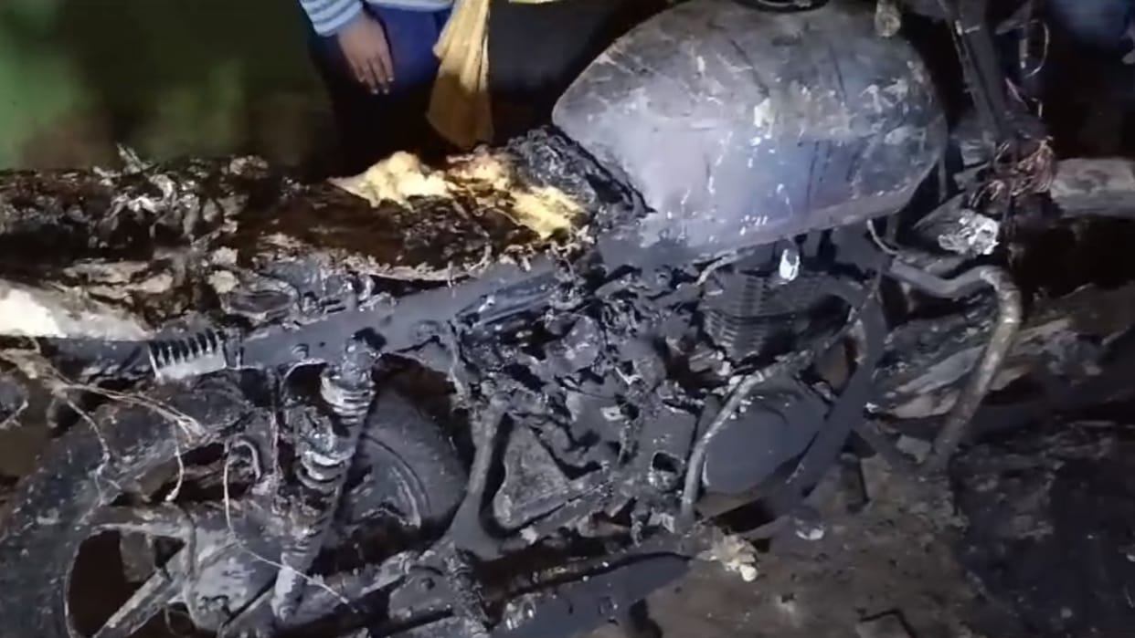 Four cows died and bikes burned in a fire in Shravasti.