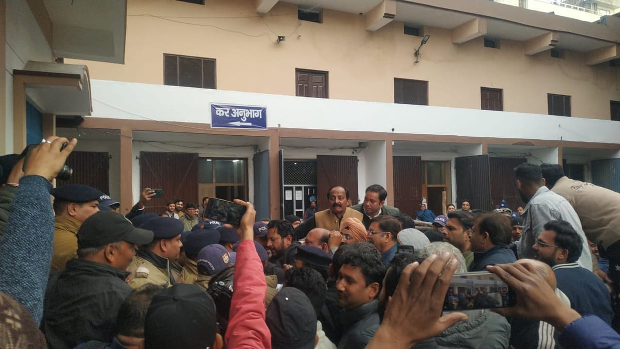 Dehradun Nagar Nigam Ruckus during hearing of objections BJP and Congress leaders fight