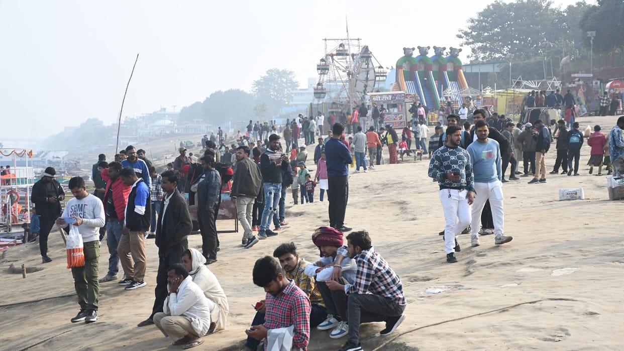 New Year 2025 Boat e-rickshaw and handcart owners cheated tourists in kashi