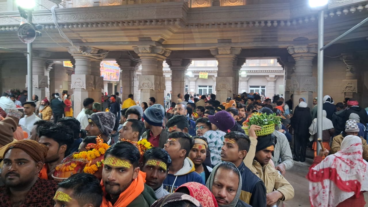 Devotees started New Year 2025 by visiting Maa Vindhyavasini Dham at Vindhyachal