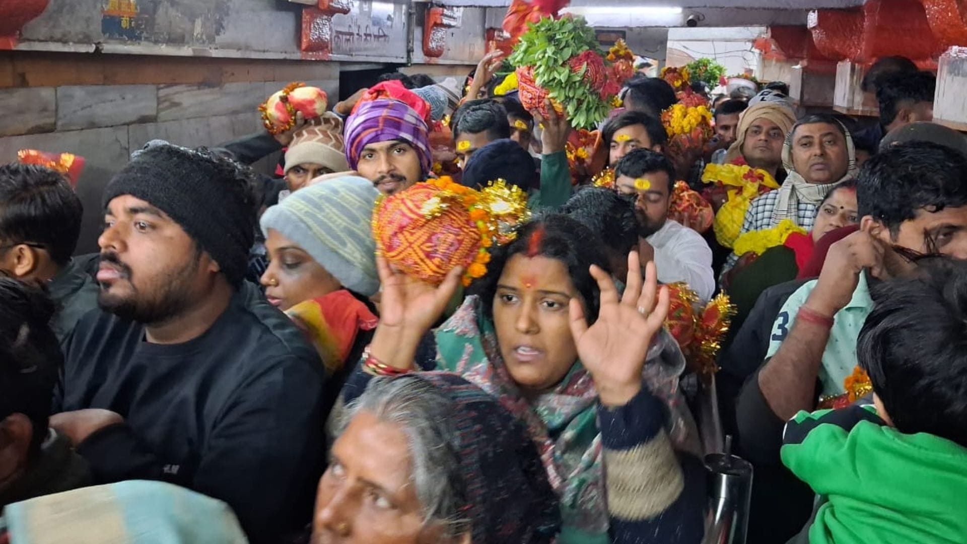 Devotees started New Year 2025 by visiting Maa Vindhyavasini Dham at Vindhyachal