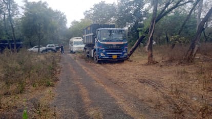 यूनियन कार्बाइड फैक्ट्री के कचरे को ले जाने वाले कंटेनर।