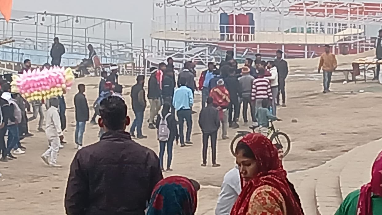 Violent Clash Between Two Groups of Boatmen Stone-Pelting Over Picking Up Passengers