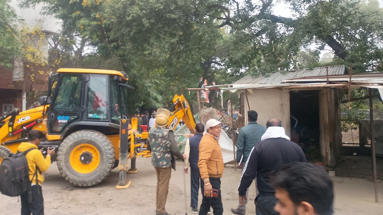 Action to remove illegal kiosks from Sonipat court premises begins