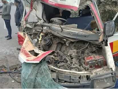 Barabanki: बाराबंकी में बस व एंबुलेंस की भिड़ंत, मरीज समेत छह घायल और चालक गंभीर An ambulance and bus colloid in Ramnagar Barabanki.