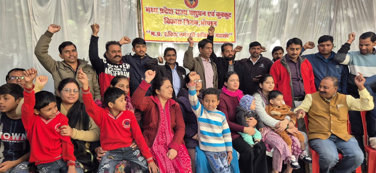Bhopal: Contract workers angry over not getting the benefits of contract policy, on strike with their families