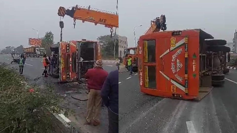 Sohrabgate depot bus going from Meerut to Moradabad overturned, there was chaos on spot, six injured