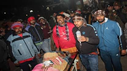 गोली लगने से घायल वृद्धा को ले जाते परिजन