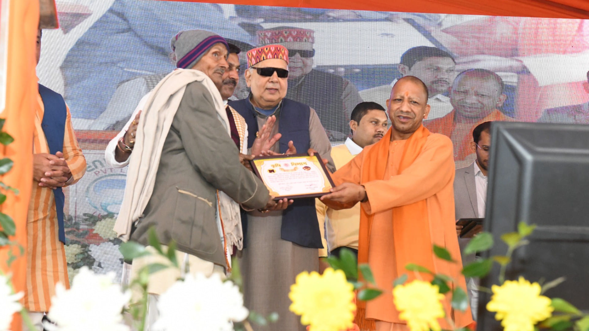 CM Yogi laid the foundation stone and inaugurated development projects worth Rs 1533 crore in Gorakhpur.