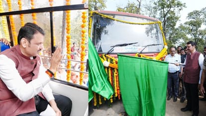 गढ़चिरौली के लिए बस सेवा शुरू करते मुख्यमंत्री देवेंद्र फडणवीस