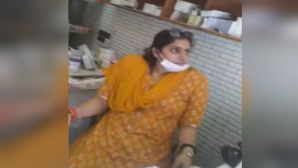 Shamli: District drug inspector demanded bribe, video went viral, she had gone to inspect a medical store