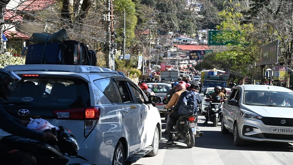 Traffic jam in Nainital district due to vehicles of tourists who came to celebrate New Year