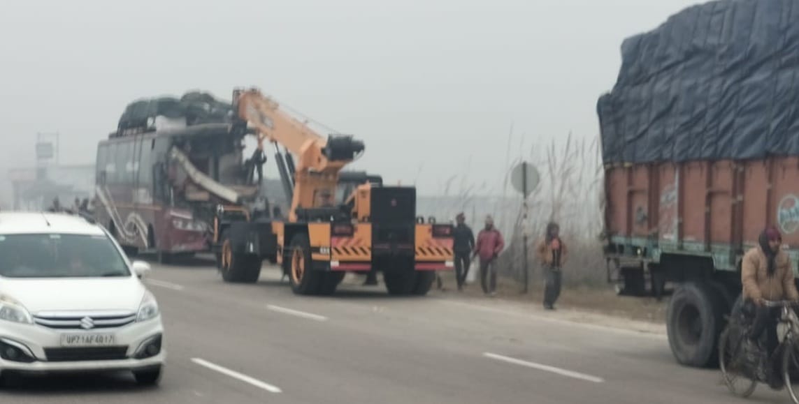 Fatehpur Accident Tourist bus collided with a truck driver and conductor injured 40 passengers also injured