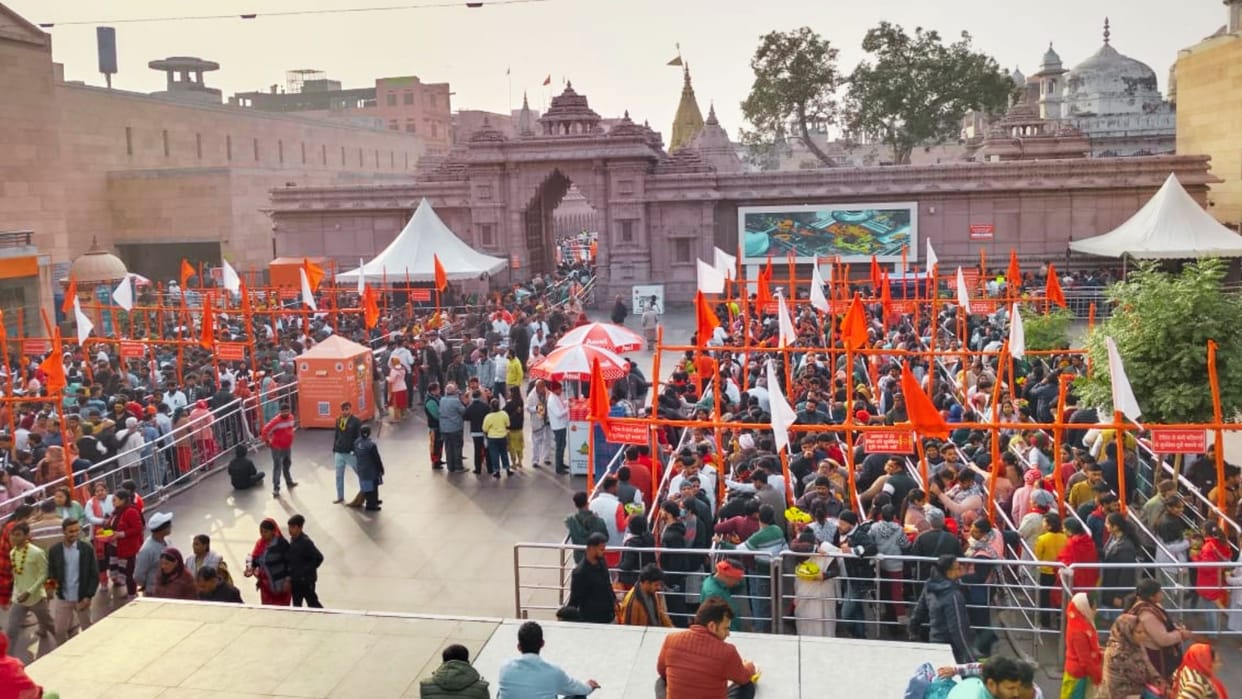 Kashi Vishwanath Temple 18 lakh devotees of Lord Shiva visited temple in four days