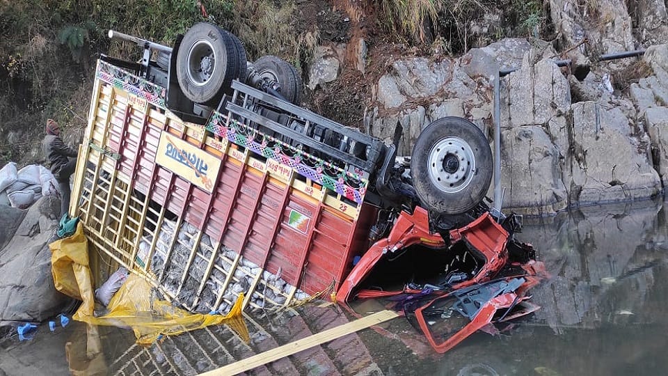 Canter fell into the river in lohaghat champawat