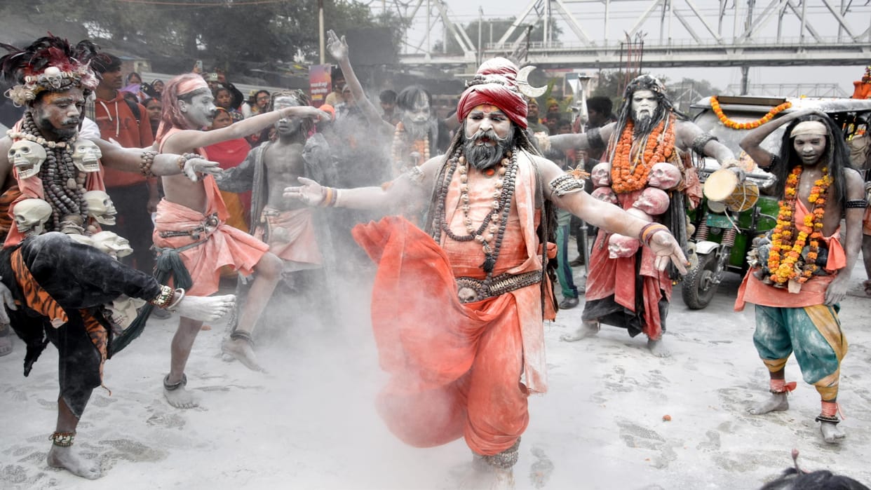 Saints of Panchayati Akhara entered the cantonment in royal style, Naga monks were the center of attraction.