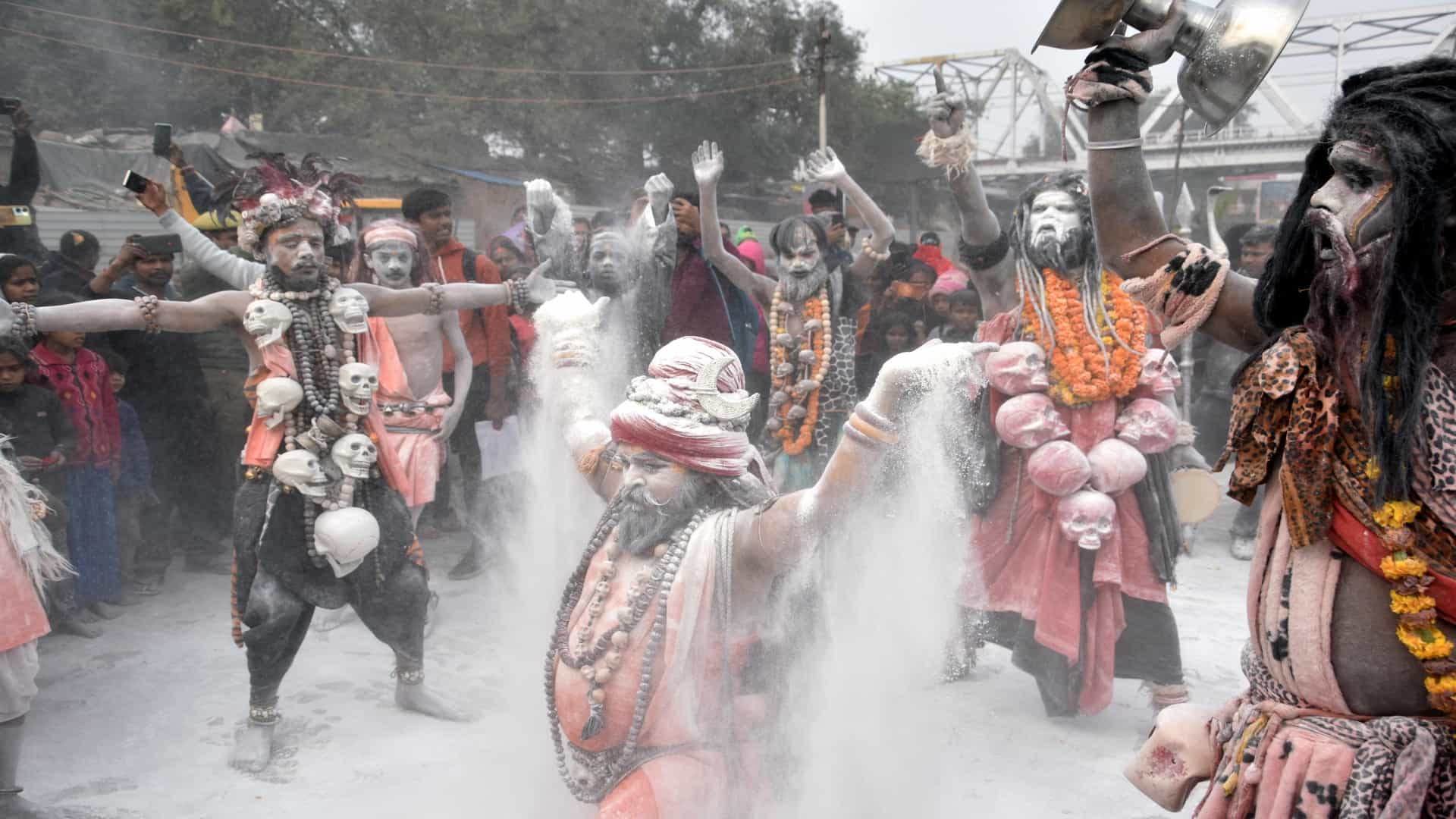 Saints of Panchayati Akhara entered the cantonment in royal style, Naga monks were the center of attraction.