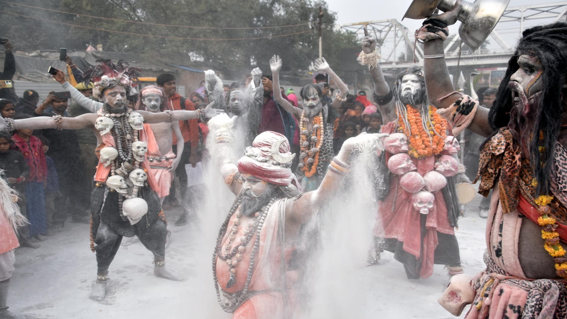Saints of Panchayati Akhara entered the cantonment in royal style, Naga monks were the center of attraction.