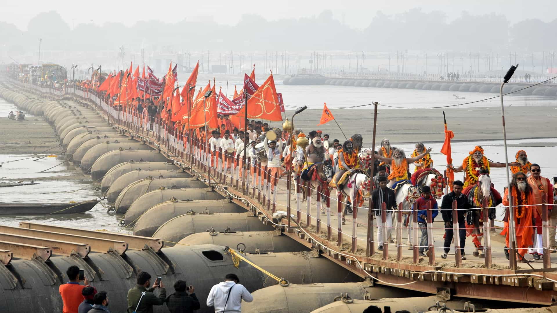 Saints of Panchayati Akhara entered the cantonment in royal style, Naga monks were the center of attraction.