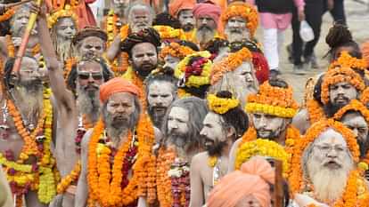 Mahakumbh : हाथों में तलवार-भाला लेकर निकली सनातन की सेना, महानिर्वाणी अखाड़े का शाही अंदाज में छावनी प्रवेश Saints of Panchayati Akhara entered the cantonment in royal style, Naga monks were the center of attraction.