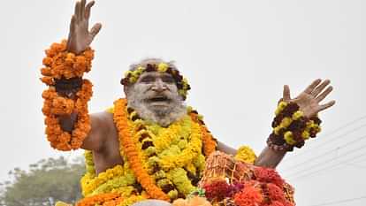 Saints of Panchayati Akhara entered the cantonment in royal style, Naga monks were the center of attraction.