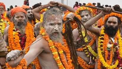 Mahakumbh : हाथों में तलवार-भाला लेकर निकली सनातन की सेना, महानिर्वाणी अखाड़े का शाही अंदाज में छावनी प्रवेश Saints of Panchayati Akhara entered the cantonment in royal style, Naga monks were the center of attraction.