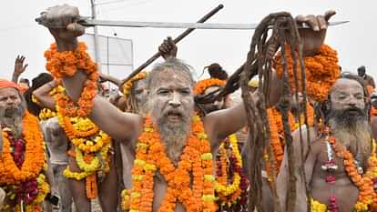 Saints of Panchayati Akhara entered the cantonment in royal style, Naga monks were the center of attraction.