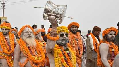 Mahakumbh : हाथों में तलवार-भाला लेकर निकली सनातन की सेना, महानिर्वाणी अखाड़े का शाही अंदाज में छावनी प्रवेश Saints of Panchayati Akhara entered the cantonment in royal style, Naga monks were the center of attraction.