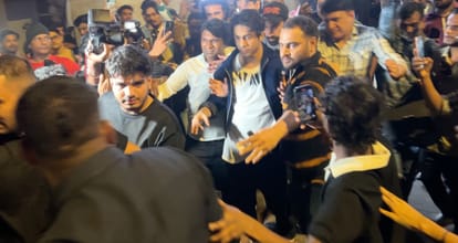 न्यू ईयर पार्टी से निकलते हुए आर्यन खान