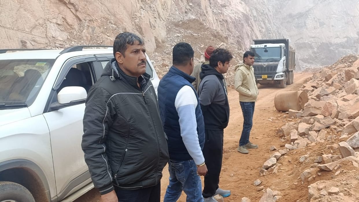 Stones slid from mountain in Pichopa crusher zone in Dadri; dumper damaged, one person also injured
