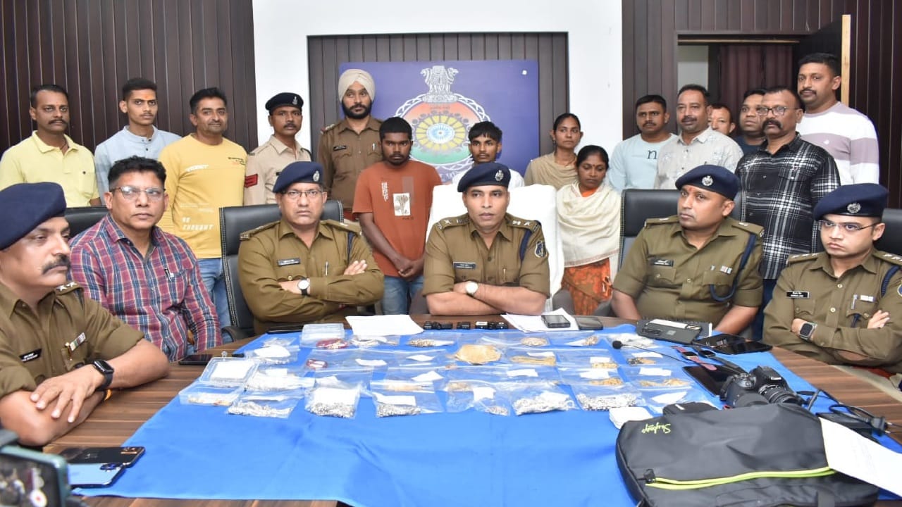 पुलिस की गिरफ्त में आरोपी