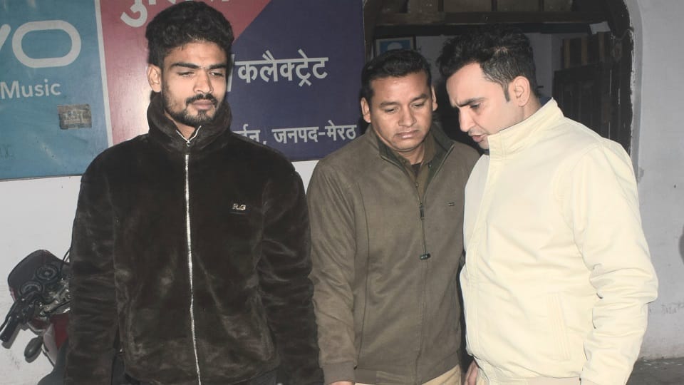 Meerut: Blade hit wife's face in market... When she moved her hands, they were also cut off