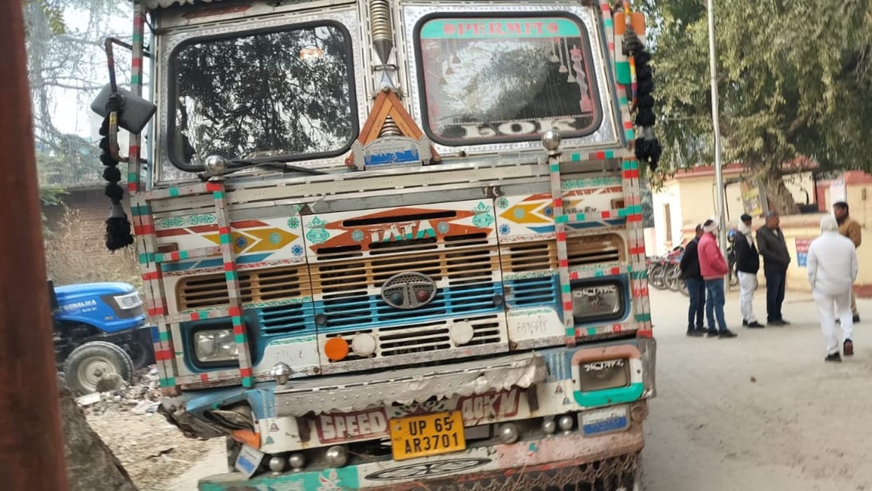 Truck driver running away breaking barricades filmy style in mau police chased know news