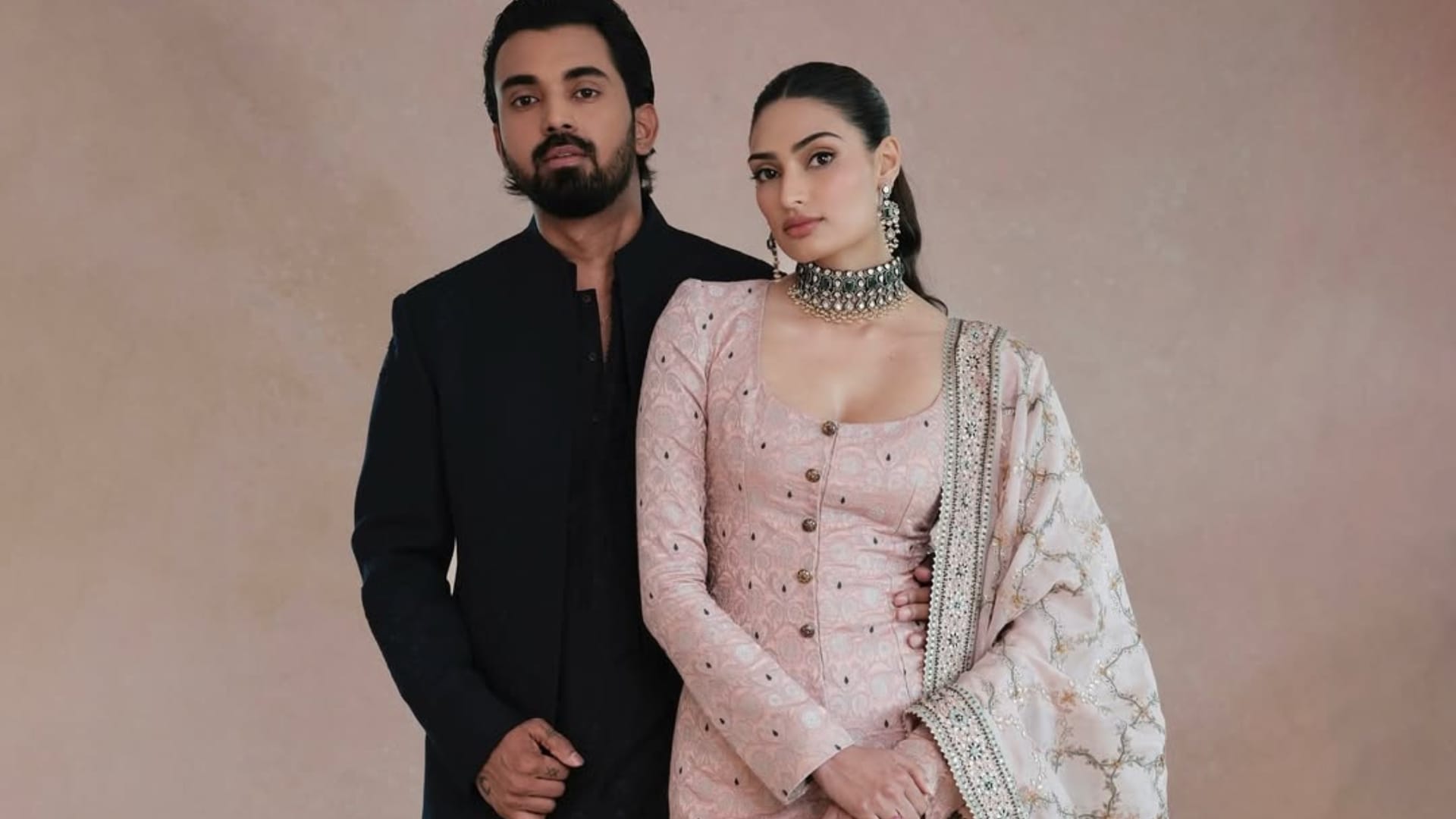 Mom to be Athiya Shetty flaunts baby bump while walking hand in hand with hubby KL Rahul excitement for 2025