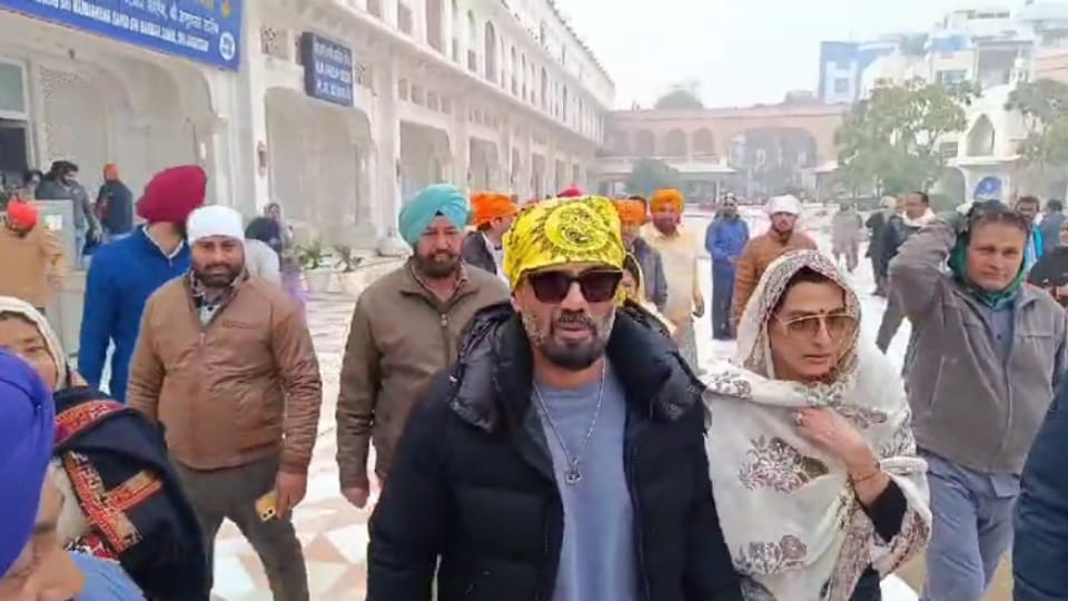 Bollywood actor Sunil Shetty visit Golden Temple Amritsar with his wife