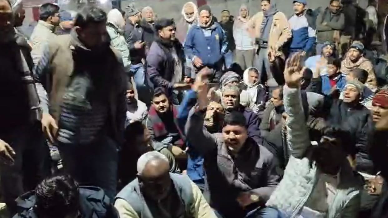 Demonstration at the police station, demand to release the accountant