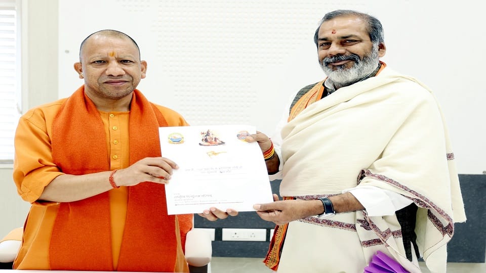 UP: Pandit Sunil Bharala met Yogi Adityanath, said such things regarding Meerut Mahotsav, CM smiled...
