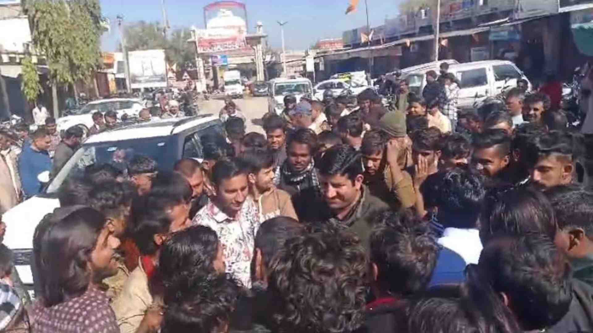 स्थिति संभालने में जुटी पुलिस।