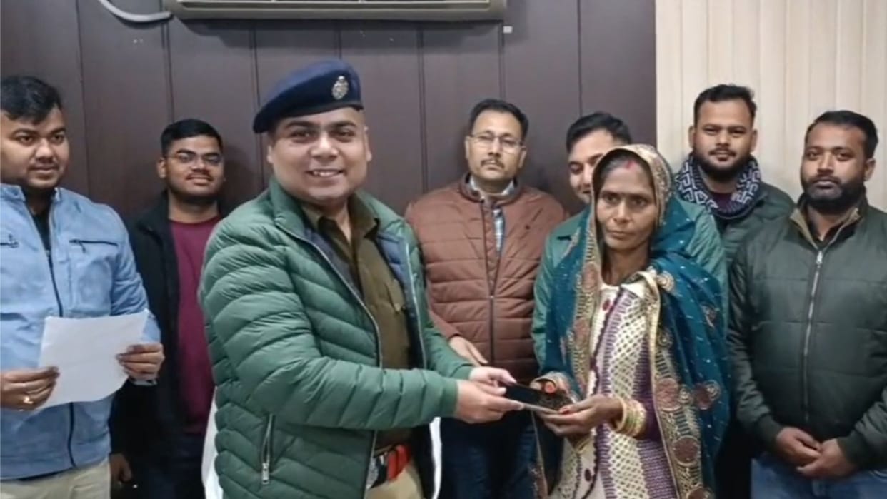 People were happy after getting the stolen mobile