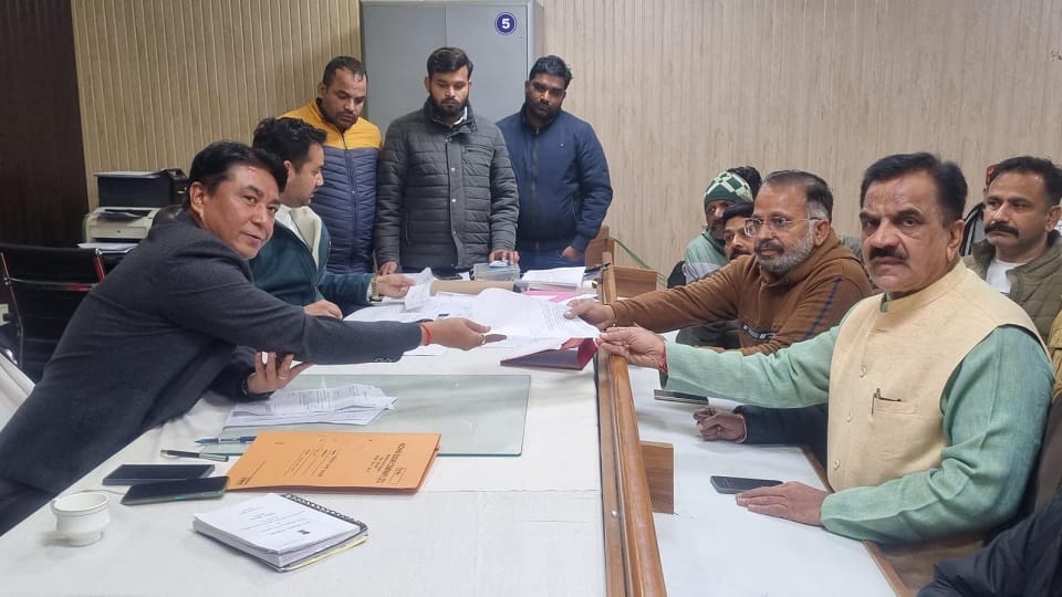 former mla rajkumar thukral and his brother withdrew their nomination papers in rudrapur