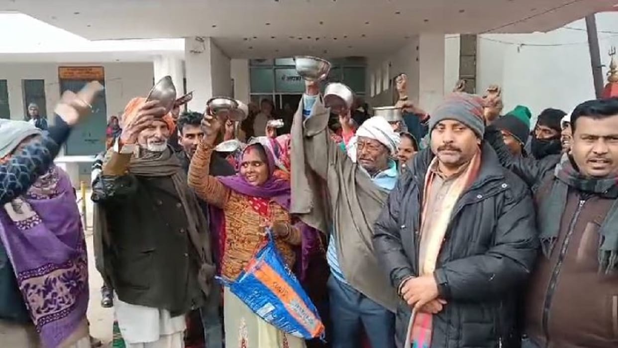 villagers protest by taking bowls in their hands in pilibhit