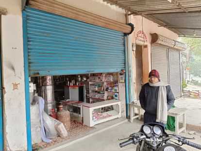 Theft in two jwellers shop in Amethi.